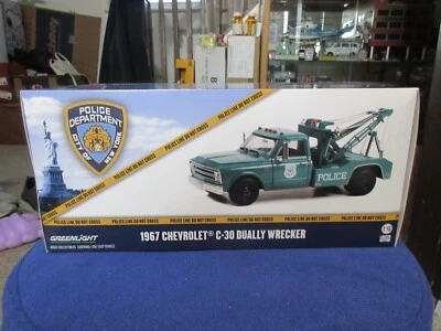 1:18 GreenLight NYPD 1967 Chevy C-30 Wrecker Tow Truck New York City NYC Police - Image 1 of 4