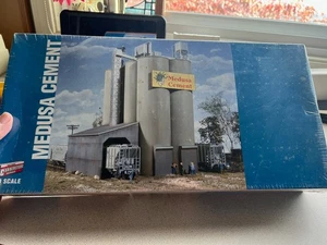 Kit de construcción Walthers Cornerstone 933-3019 HO Medusa Cement Company NUEVO SELLADO - Imagen 1 de 6