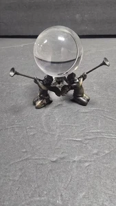 Sfera di cristallo con supporto cherubino tono bronzo sfera vetro tromba fermacarte putti - Foto 1 di 6