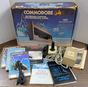 Scatola personal computer Commodore 64 vintage con joystick, alimentatore, manuali - Foto 1 di 8