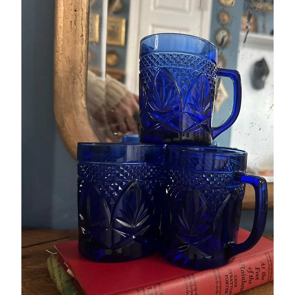 Juego de cuatro tazas de café vintage de vidrio azul cobalto para el hogar francés con patrón texturizado  Foto 1 de 4