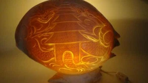 Inusual Lámpara de Carcasa Tallada de Colección con Dragones en las Nubes y Pagoda Enorme Cameo - Imagen 1 de 21