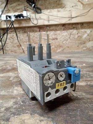 Relé de sobrecarga térmica ABB TA25DU - disparo ajustable, protección del motor IEC Foto 1 de 4