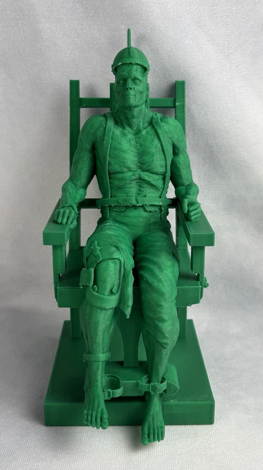 Figura Frankenstein en silla eléctrica verde Frankenstein Foto 1 de 4