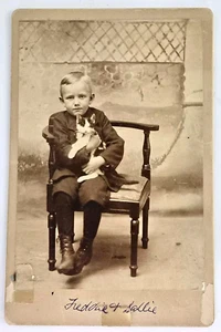 Rara antica foto armadio simpatica carta d'identità ragazzo vittoriano Freddie e Sallie il gatto - Foto 1 di 3