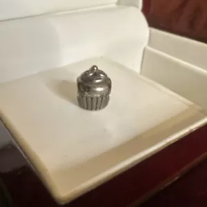 Pandora Sterling Silber & 14k Gelbgold Bicolor Retired Cupcake Charm - Bild 1 von 7
