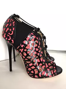 $1575 JIMMY CHOO TACTIC PERFORATED BLACK GERANIUM PATENT LEATHER PEEPTOE PUMP 39 - Picture 1 of 12