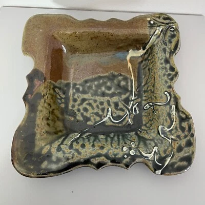 Керамическая декоративная квадратная пластина ручной работы с волнистыми краями и абстрактной глазурью... - Изображение 1 из 3