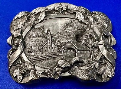 Casa de campo Iglesia Granja Pato Montaña Escena Peltre 1986 Hebilla de cinturón por Siskiyou Foto 1 de 4