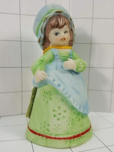 Jasco Cutie Belle Bisque Porcelana Niña en Vestido Verde con Delantal Azul #388 - Imagen 1 de 2