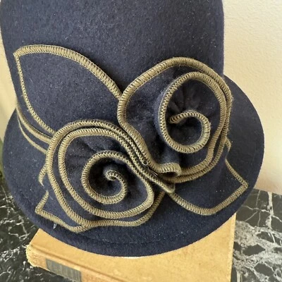 Womens Felt Wool Cloche Hat Navy Flower Downton Abbey Green Stitch OS Church EUC - Image 1 of 4