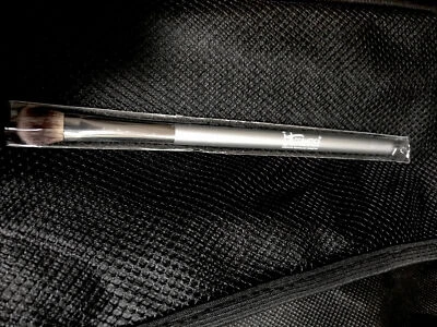 IT Cosmetics Heavenly Luxe Eye Shadow Smudger Brush-NIP - Image 1 of 2