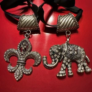 2 Silvertone Heavy Scarf Pendants Fleur De Lis And Elephant Rhinestone (Lot# 586 - Picture 1 of 10