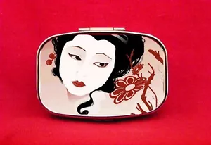 GEISHA GIAPPONESE PIN UP ART PILLOLA IN METALLO COME NUOVA CUSTODIA - Foto 1 di 2