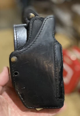 Gould & Goodrich B720a Glock 17 19 Black Plain Holster. - Image 1 of 4