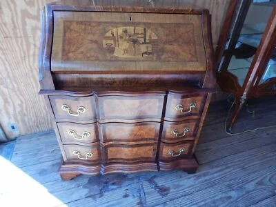 Antiguo escritorio de secretaria con incrustación de burl de 38" de alto Foto 1 de 4