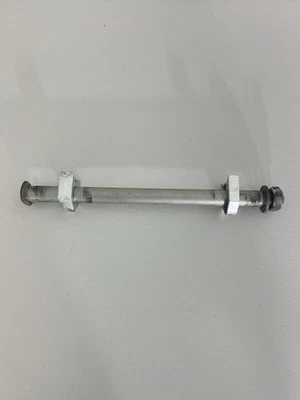 2013-2017 TRIUMPH DAYTONA 675 R ABS ЗАДНИЙ МОСТ ОБОД КОЛЕСА ПОВОРОТНЫЙ БОЛТ ОСЬ T2010520 - Изображение 1 из 4