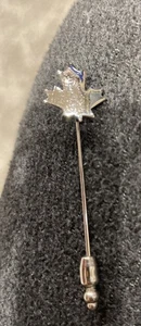 Pin de palo Trifari vintage hoja de arce tono plata firmado - Imagen 1 de 12