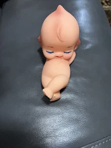 Muñeca para dormir Kewpie de plástico de goma de vinilo suave vintage - Imagen 1 de 6