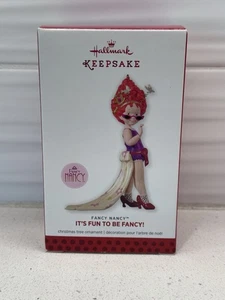 Hallmark Keepsake: Fancy Nancy - È divertente essere fantasiosi! (2013, Ornamento) - Nuovo - Foto 1 di 9