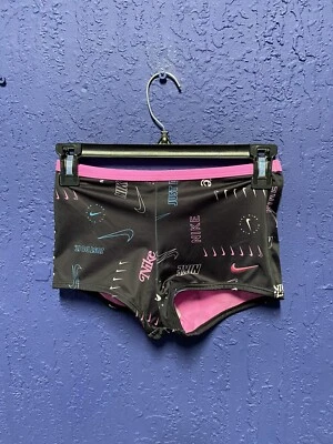 Pantalones cortos de bikini talla mediana Nike con logotipo para niñas NESSD738 Foto 1 de 3