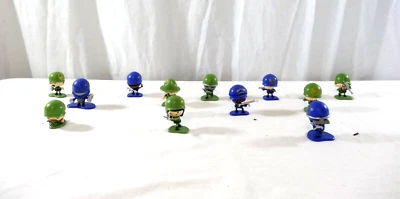 MGA Entertainment Impresionante Pequeño Hombre Verde Azul Hombres Figuras de Juguete Lote de 12 Foto 1 de 4