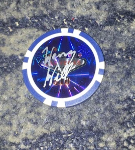 HENRY HILL - GANGSTER - Dark Blue POKER CHIP SIGNED. (3) - Foto 1 di 1