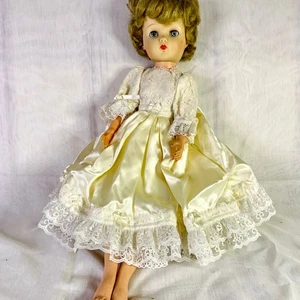 Bambola vintage in abito da battesimo bianco capelli biondi COSÌ COM'È - Foto 1 di 12