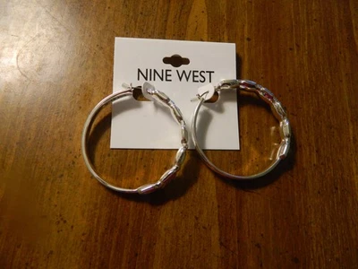 PENDIENTES PERFORADOS NINE WEST - AROS DE 2" - RIBETE DE DIAMANTES DE IMITACIÓN - NUEVOS - 75% DE DESCUENTO Foto 1 de 2