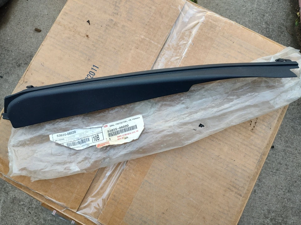 Protector moldura guardabarros delantero derecho Toyota Camry 2007-2011 53825-06020 LT3 Foto 1 de 4