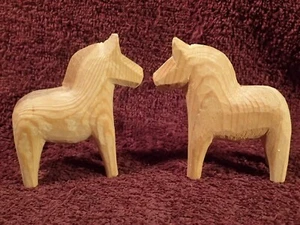 Lotto di 2 PICCOLI CAVALLI DALARNA VINTAGE FATTI A MANO LEGNO ARTE POPOLARE SVEZIA SVEDESE - Foto 1 di 5