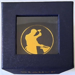 Stauer Hartschalenuhr Geschenkbox mit Samteinsatz, Anleitungen & Poliertuch - Bild 1 von 4