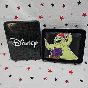 DISNEY Portafoglio Bifold con Fibbia Oogie Boogie Cappello Babbo Natale con Latta Nuovo - Foto 1 di 5
