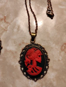 Collana con ciondolo cammeo rosso scheletro teschio donna bronzo gotico vittoriano - Foto 1 di 3