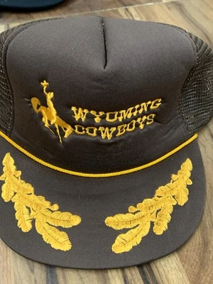 De colección Años 90 Wyoming Vaqueros Camionero SnapBack Sombrero Hoja de Roble Bordado Nunca Usado Foto 1 de 4