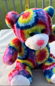 Peacepals Plüsch Regenbogenbär Batik sitzendes Stofftier 8 Zoll - Bild 1 von 6