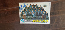 1977-78 TOPPS MAPLE LEAFS TEAM CARD SIGNED AUTO BY ROGER NEILSON CANUCKS HOF 86
