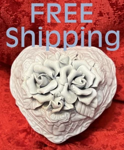 Heart Shaped BLUISH Porcelain Trinket Box with Rose n' Bud Design 4" x 3-1/2" - Picture 1 of 17