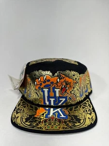 Vintage Kentucky Wildcats Hut Creation of Demand AOP UK Gold Druckknopflasche Neu mit Etikett 90er Jahre - Bild 1 von 5