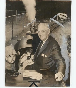 Direktor der SF Zoologischen Gesellschaft fährt neuen Mini-Zug @ SF ZOO 1960 Pressefoto - Bild 1 von 2