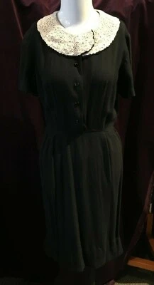 Vestido vintage de algodón negro de los años 50 con cuello babero bordado de Lampl Foto 1 de 4