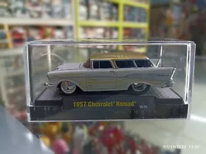 M2 1:64 Wild Card 1957 Chevrolet Nomade weiß (10-24) Druckguss Auto Spielzeug - Bild 1 von 4