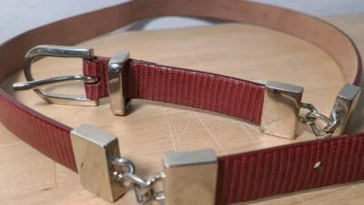 Cinturón TALBOTS Talla M Cuero Rojo Lagarto Repujado Ajustado Segmentado Tono Plateado  Foto 1 de 4