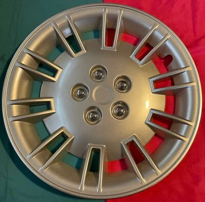 17-дюймовый серебристый колпак колеса для ЗАРЯДНОГО УСТРОЙСТВА CHRYSLER 300 MAGNUM 2005-2011 годов выпуска - Изображение 1 из 4