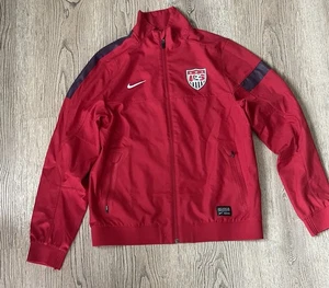 Nike Authentic USA Nationalmannschaft Rot Fußball Jacke Neu mit Etikett Größe M Herren - Bild 1 von 11