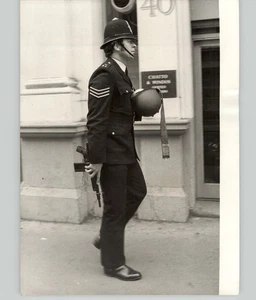 LONDON Polizist gefälschte Waffe RUSSISCHES BOLSCHOI BALLETT Protest 1974 Pressefoto - Bild 1 von 2