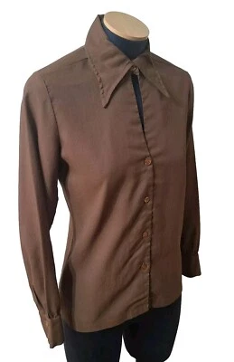 Blusa vintage década de 1970 buraco na fechadura colarinho punhal poliéster marrom crepe tamanho 30 M - Imagem 1 de 4