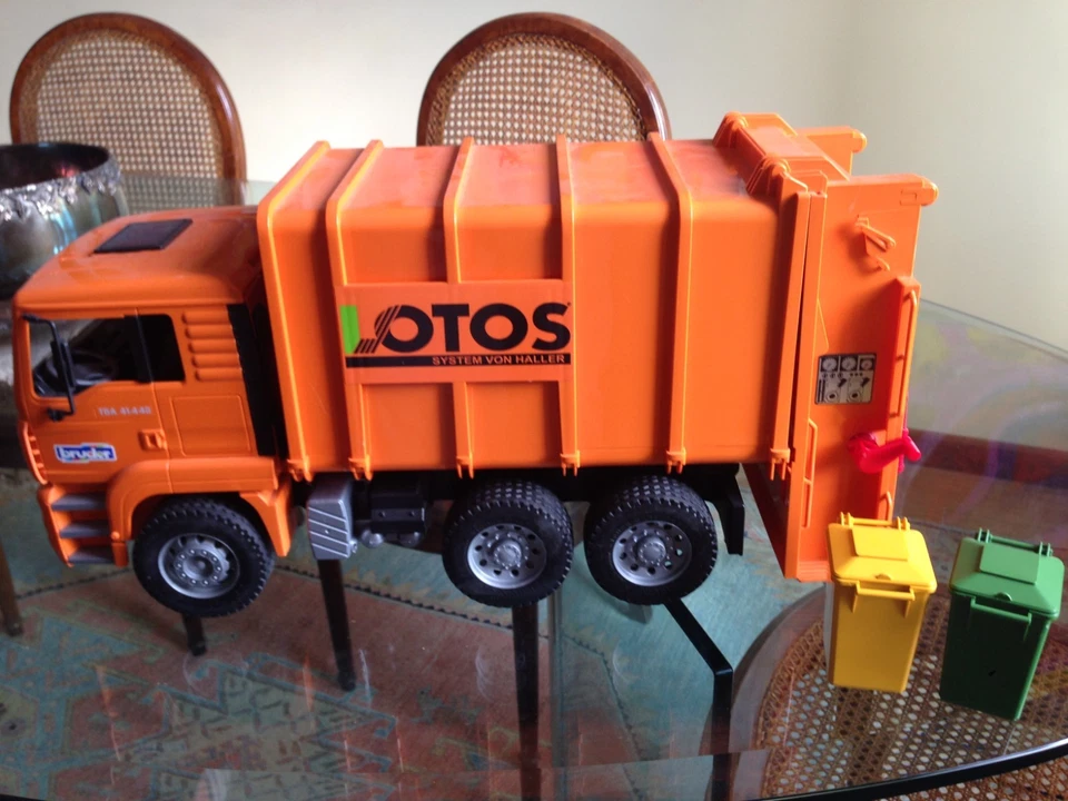 CAMION NETTEZZA URBANA CON ACCESSORI - BRUDER 1/16 - Immagine 1 di 1