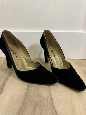 Bombas femininas Yves Saint Laurent de veludo preto, tamanho 8 vintage - Imagem 1 de 4