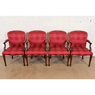 Juego de cuatro sillas de comedor Baker Furniture English Regency talladas de caoba Foto 1 de 4